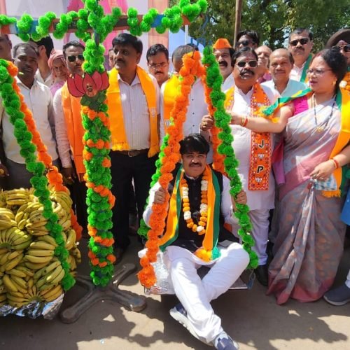 महापौर रामू रोहरा का भव्य स्वागत, नगरी नगर पंचायत शपथ ग्रहण में फलों से तौलकर किया सम्मान